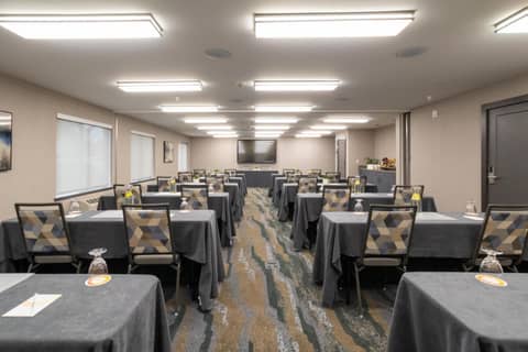 Oxford Suites Portland - Jantzen Beach — photo 3