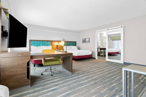 Hampton Inn & Suites Chicago Medical District Uic — hotel room