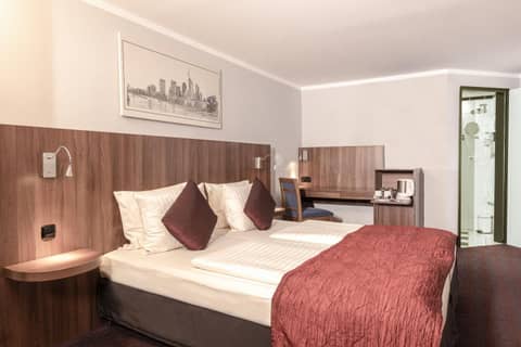 Ramada by Wyndham Frankfurt Central Station — hotel room