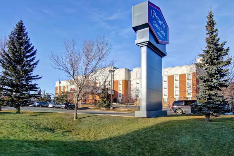 Hampton Inn & Suites by Hilton Calgary-Airport — building