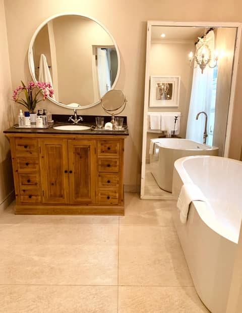 Hoeveld House — bathroom