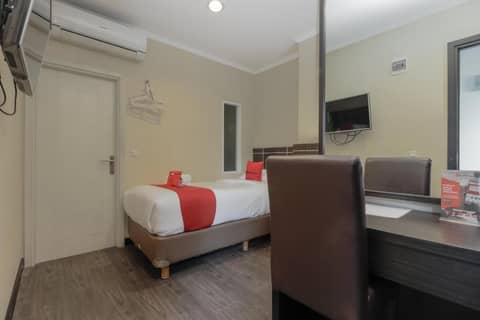 RedDoorz Plus @ Thamrin — hotel room