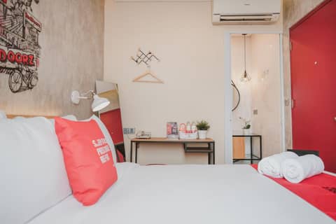 RedDoorz Plus @ Thamrin — hotel room