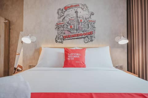 RedDoorz Plus @ Thamrin — hotel room