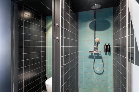 The Social Hub Vienna — bathroom