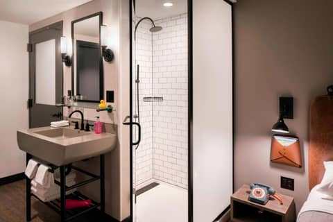 Moxy Chicago Downtown — photo 3