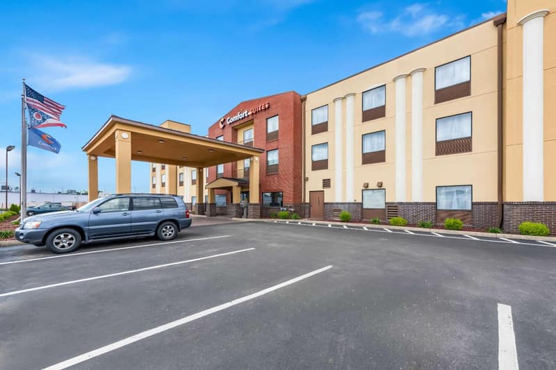 Comfort Suites Columbus — building