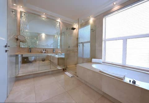 The Clarendon - Bantry Bay — bathroom