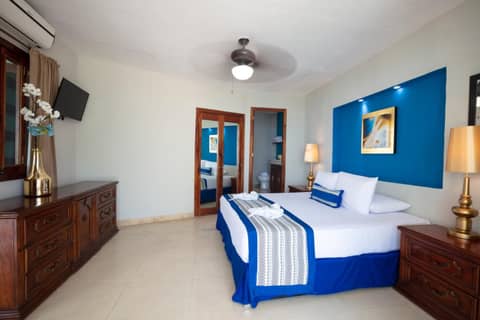 Blue Chairs Beachfront Resort Puerto Vallarta - Adults Only — hotel room