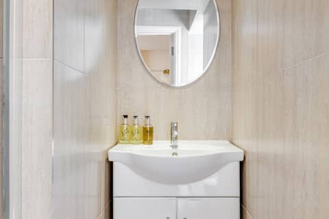 1 Lexham Gardens Hotel — bathroom