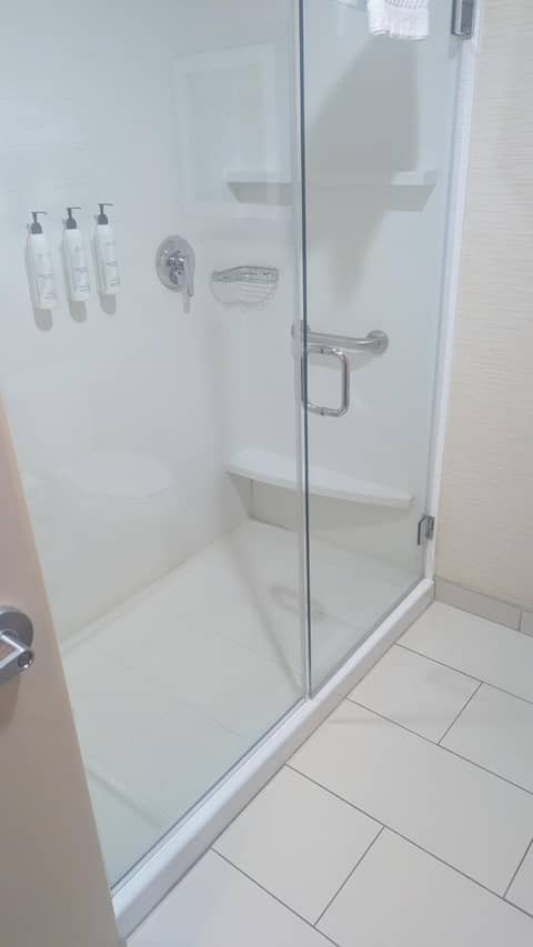 Fairfield Inn & Suites by Marriott Detroit Troy — bathroom