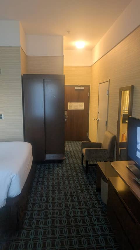 Fairfield Inn & Suites by Marriott Detroit Troy — hotel room