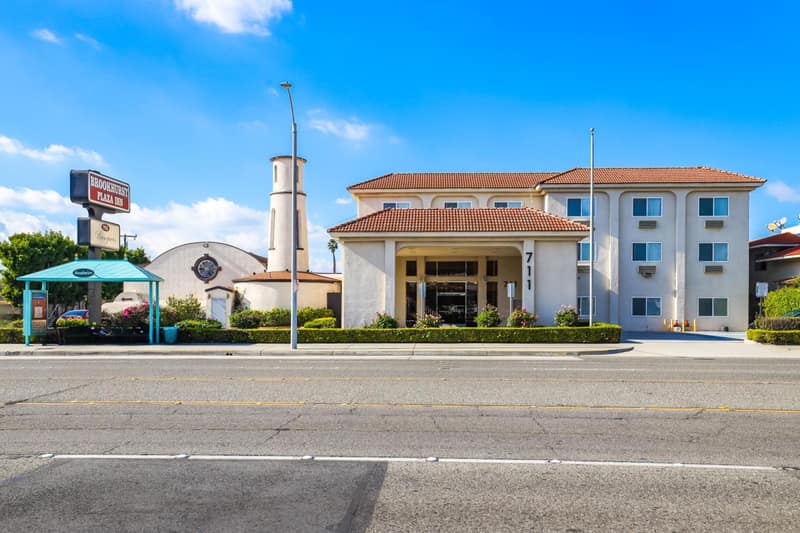 Brookhurst Plaza Inn — building