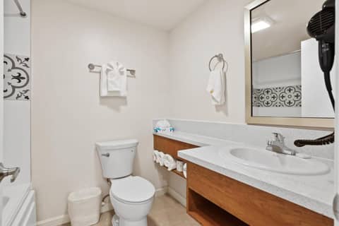 Brookhurst Plaza Inn — photo 9