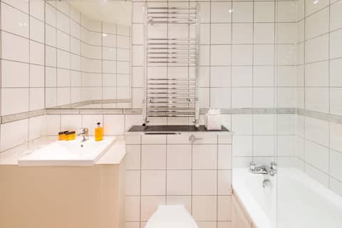 The California - Kings Cross St Pancras, London — bathroom
