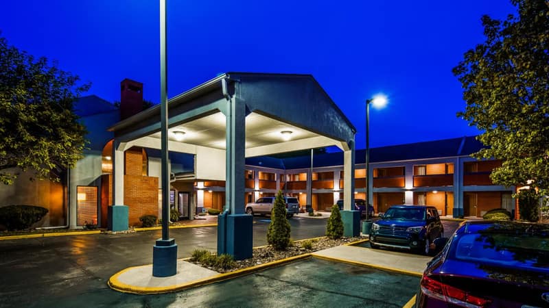 SureStay by Best Western Kansas City Country Inn North — building