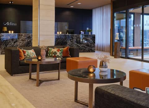 Adina Apartment Hotel Hamburg Michel — recepcion & lobby
