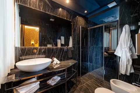 Hotel Canaletto — bathroom