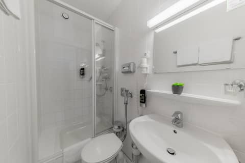Hotel Royal — bathroom