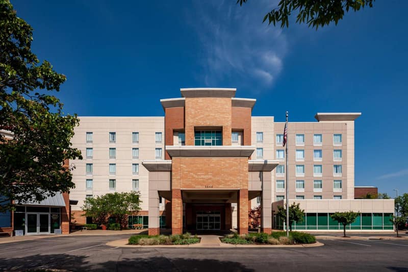 Hampton Inn & Suites St. Louis at Forest Park — building
