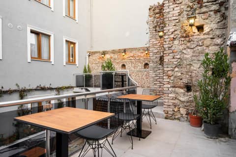 Castillo Rojo Hotel Istanbul — balance & terrace