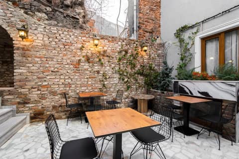 Castillo Rojo Hotel Istanbul — balance & terrace