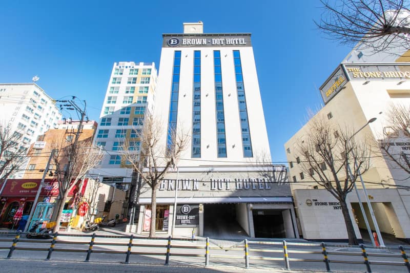 Brown-Dot Hotel Minam — building