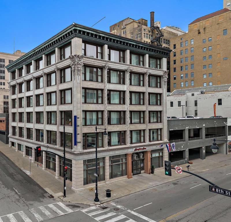 Hampton Inn Kansas City - Downtown Financial District — building