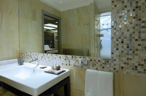 Harry's Bar Trevi Hotel & Restaurant — bathroom