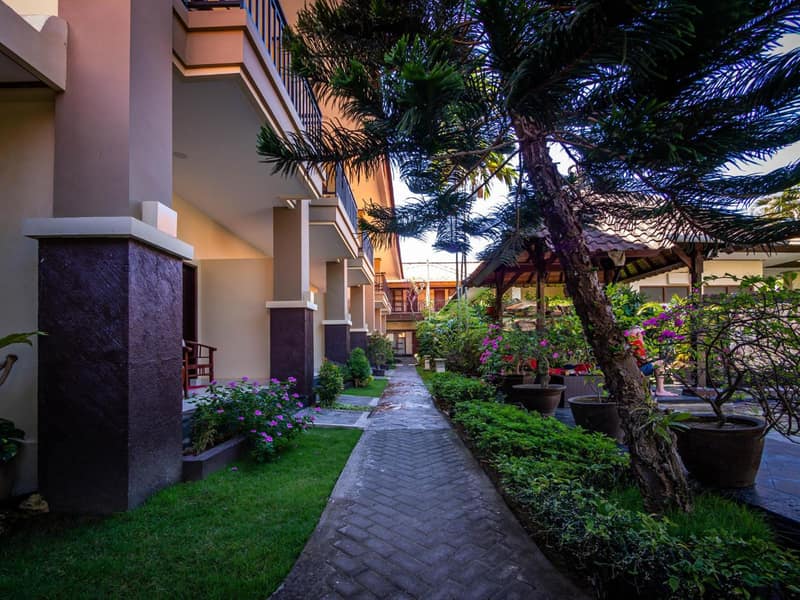 Yulia Beach Inn Kuta — building
