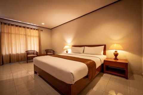 Yulia Beach Inn Kuta — hotel room