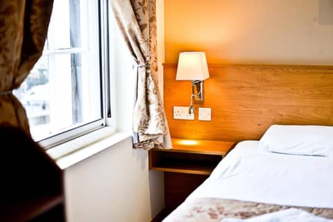 Kings Cross Inn Hotel — hotel room