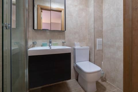 Kings Cross Inn Hotel — bathroom