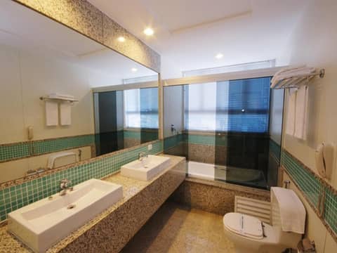 Hotel Bandeirantes — bathroom