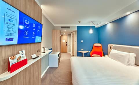 Holiday Inn Express London Stratford by IHG — hotel room