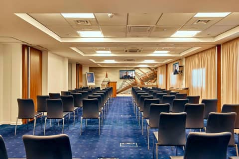 Holiday Inn Express London Stratford by IHG — meeting room