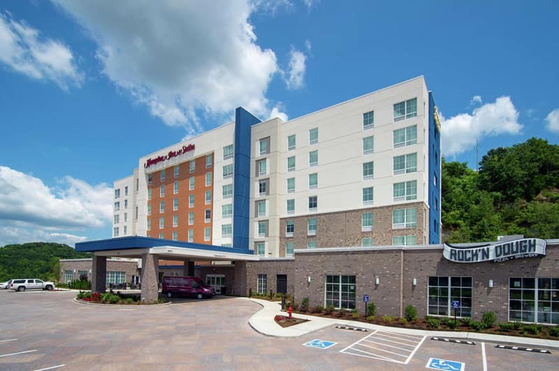 Hampton Inn & Suites by Hilton Nashville North Skyline — building