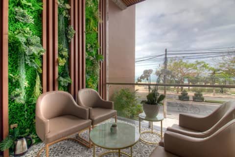 La Vague Hotel — lounge