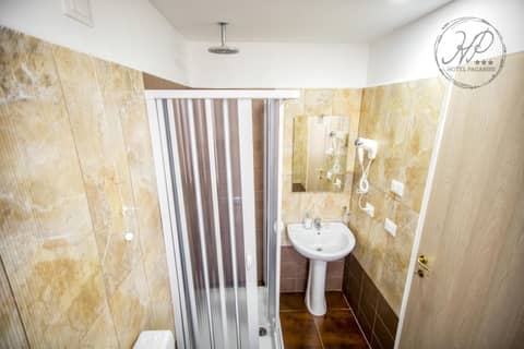 Hotel Paganini — bathroom
