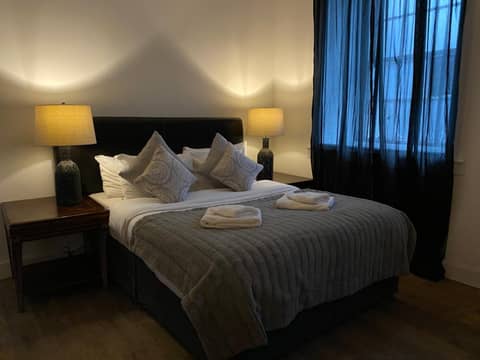 Queen Street Boutique Suites — hotel room