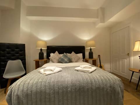 Queen Street Boutique Suites — hotel room