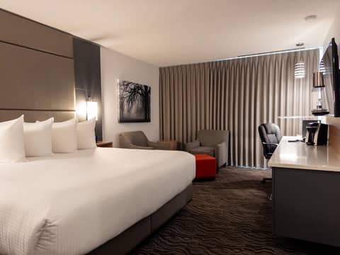 Carriage House Hotel and Conference Centre — hotel room