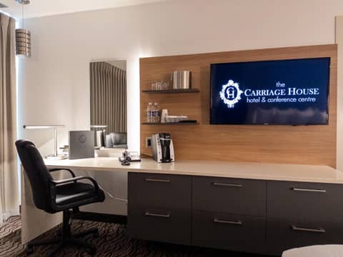 Carriage House Hotel and Conference Centre — hotel room