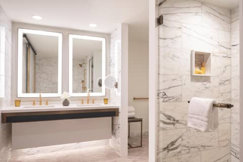 Four Seasons Hotel Houston — bathroom