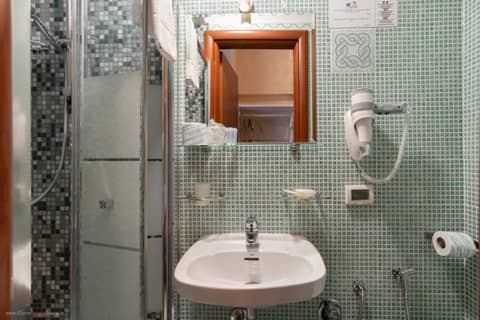 Hotel Centro Cavour Roma — bathroom