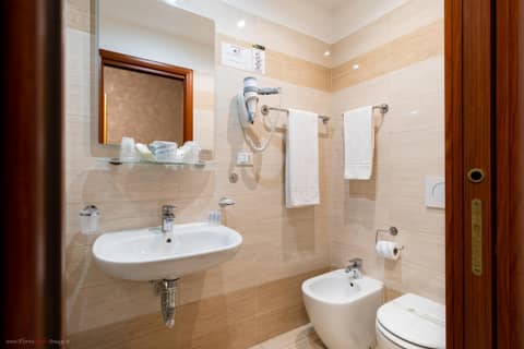 Hotel Centro Cavour Roma — bathroom