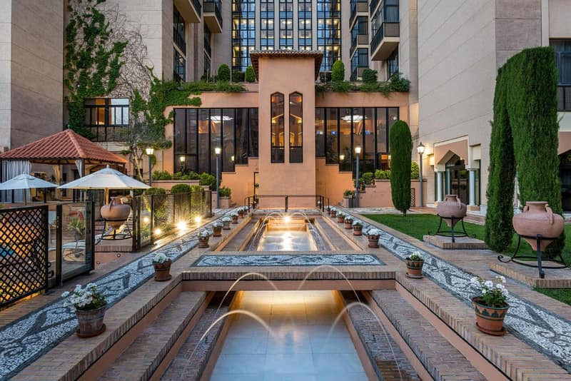 Hotel Saray — building