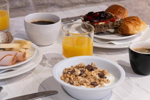 Est Hotel — dining