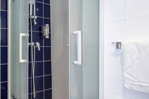 Est Hotel — bathroom