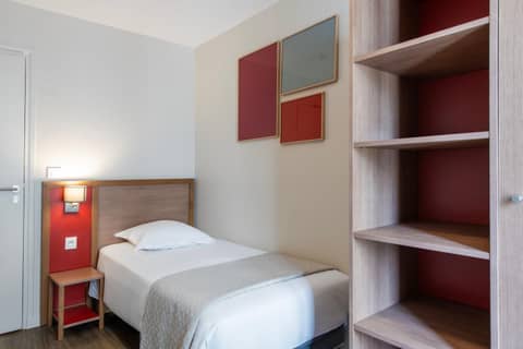 Est Hotel — hotel room